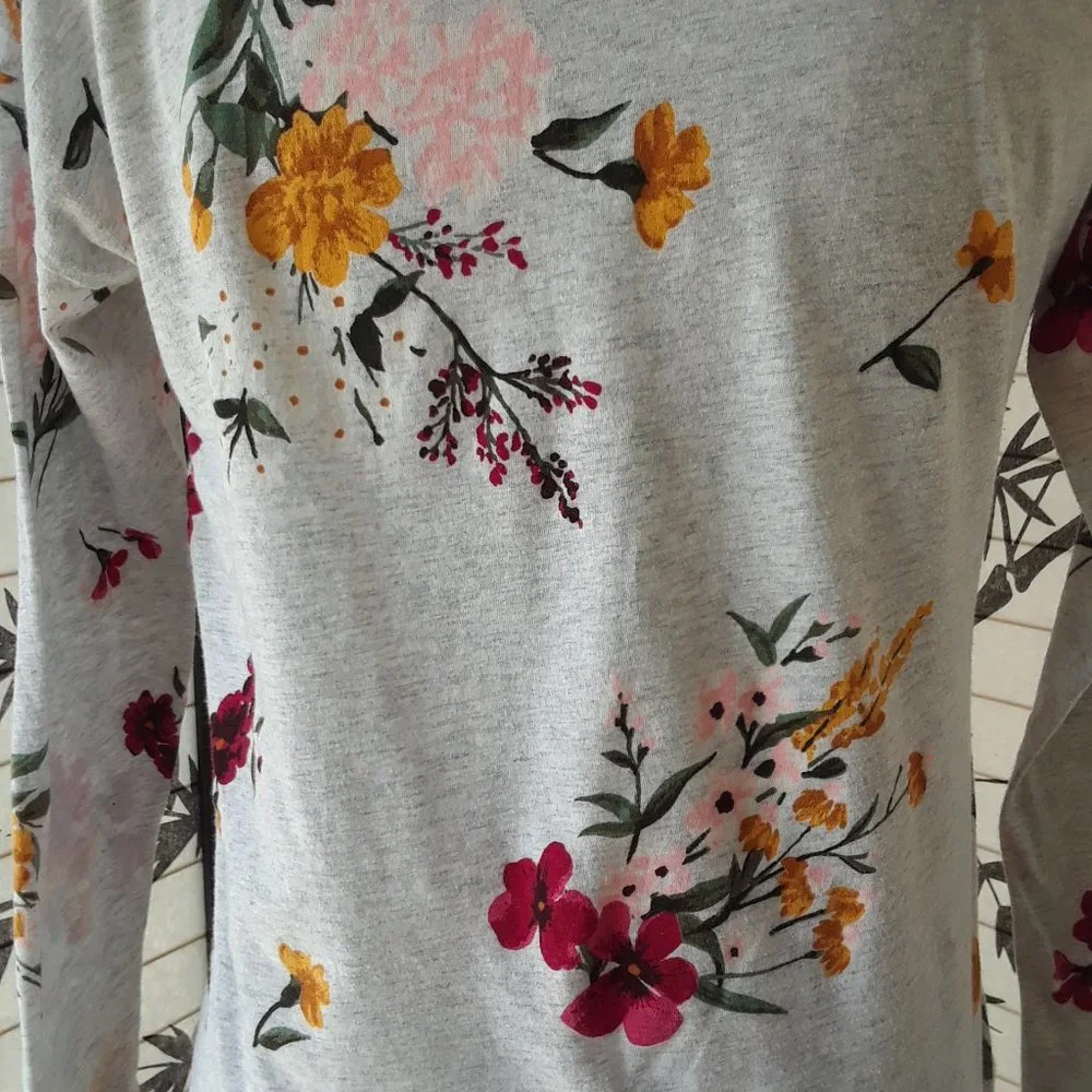 ❤️ Old Navy Silver Floral Print High Low Top 2/$15